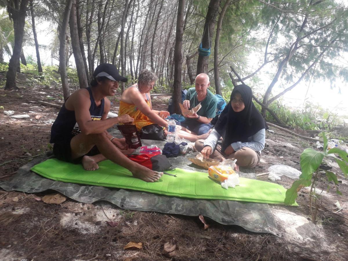 Harry & Mimin Homestay Gorontalo Esterno foto